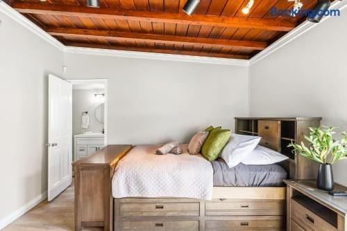 Toluca Lake 4BR•Walk to Universal•Yard•Ping Pong - Los Angeles