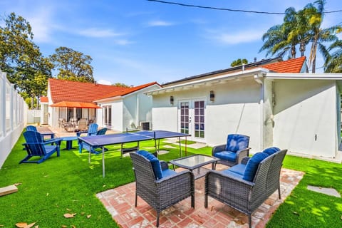 Toluca Lake 4BR•Walk to Universal•Yard•Ping Pong