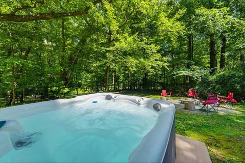 2 Cabins•HotTubs•16 acres•Near UTK & Smokies•Pets
