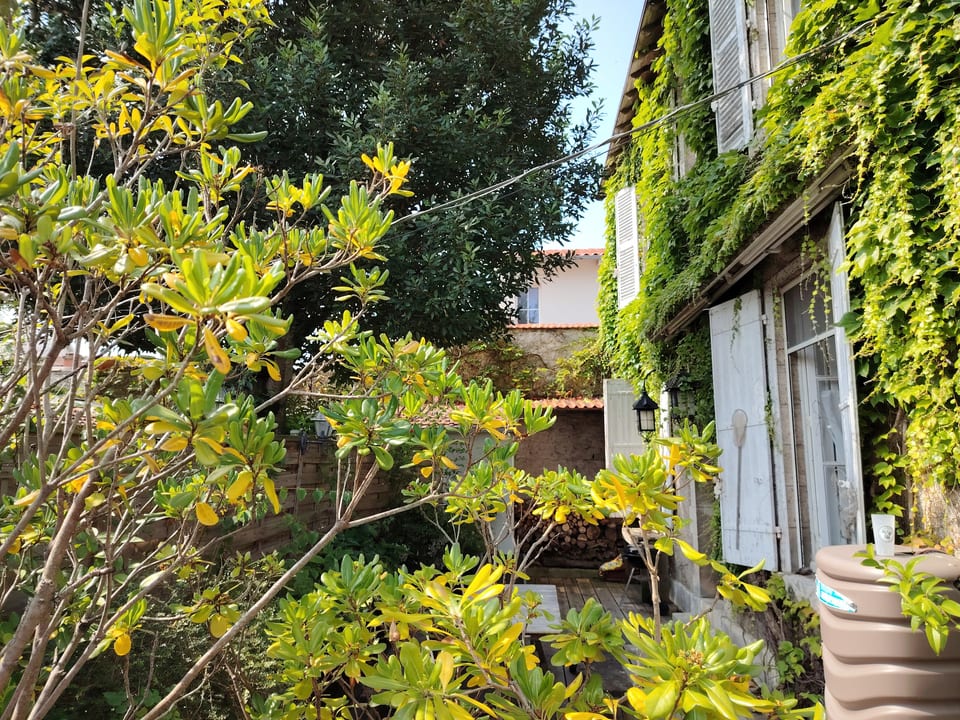 Peaceful Family Home, Steps from Beach - La Rochelle