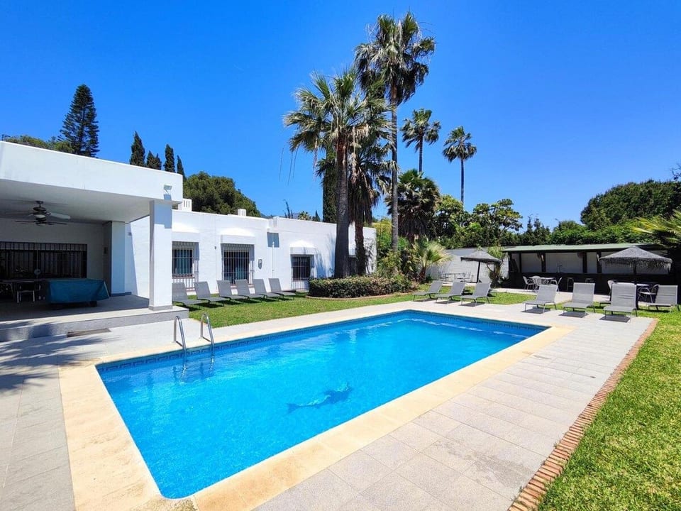 Event friendly Holiday Villa for large group image 1