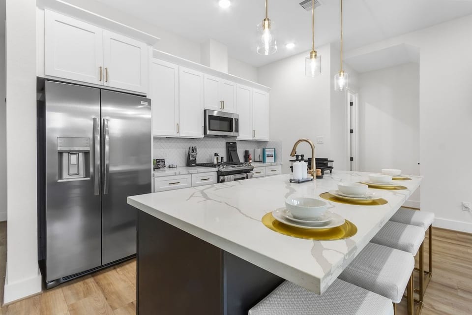 Modern 3BR w/ Private Baths & Garage | Downtown - Houston