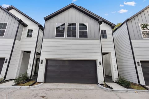 Modern 3BR w/ Private Baths & Garage | Downtown