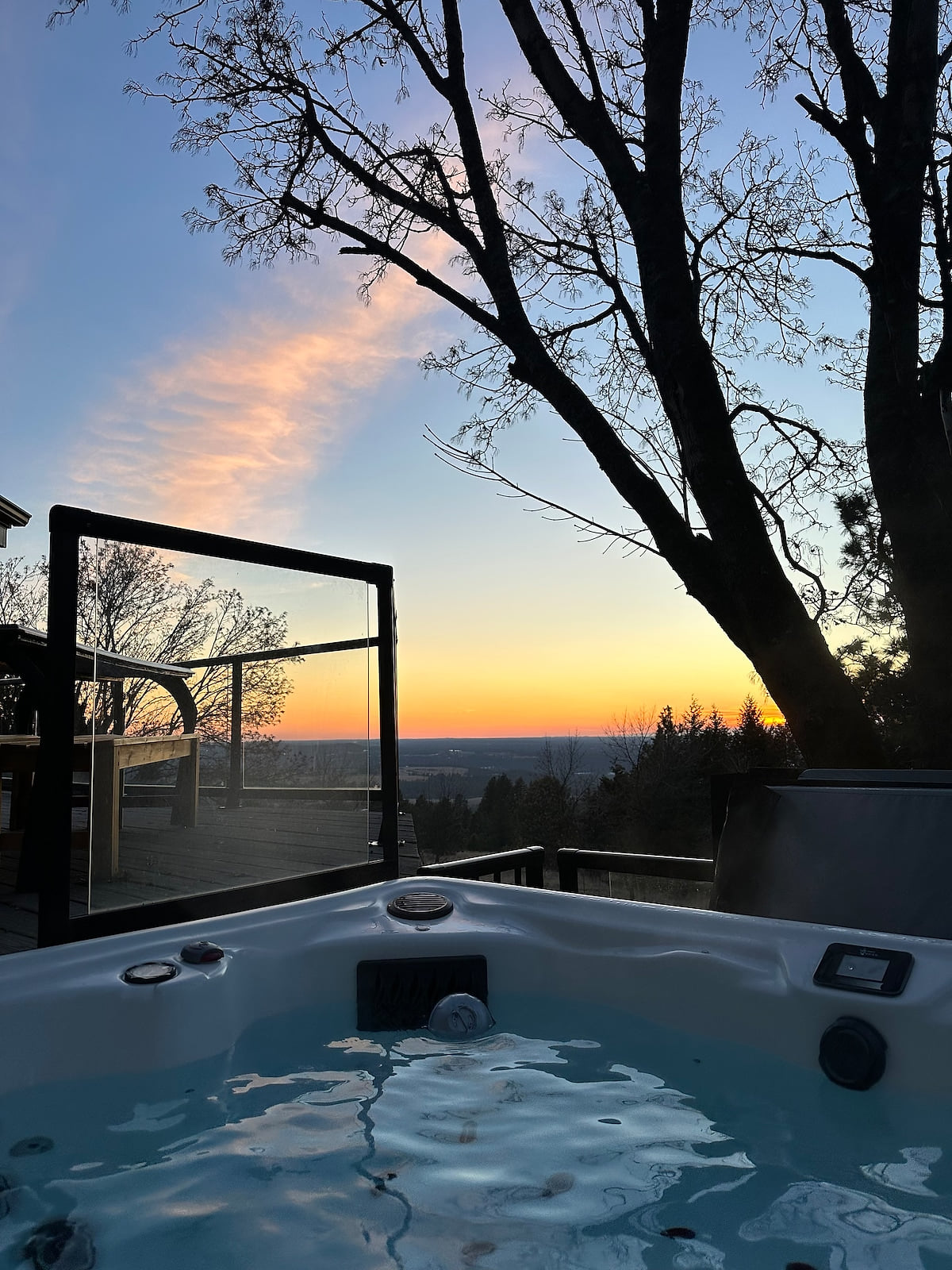 Relax in the spa with hydrotherapy jets