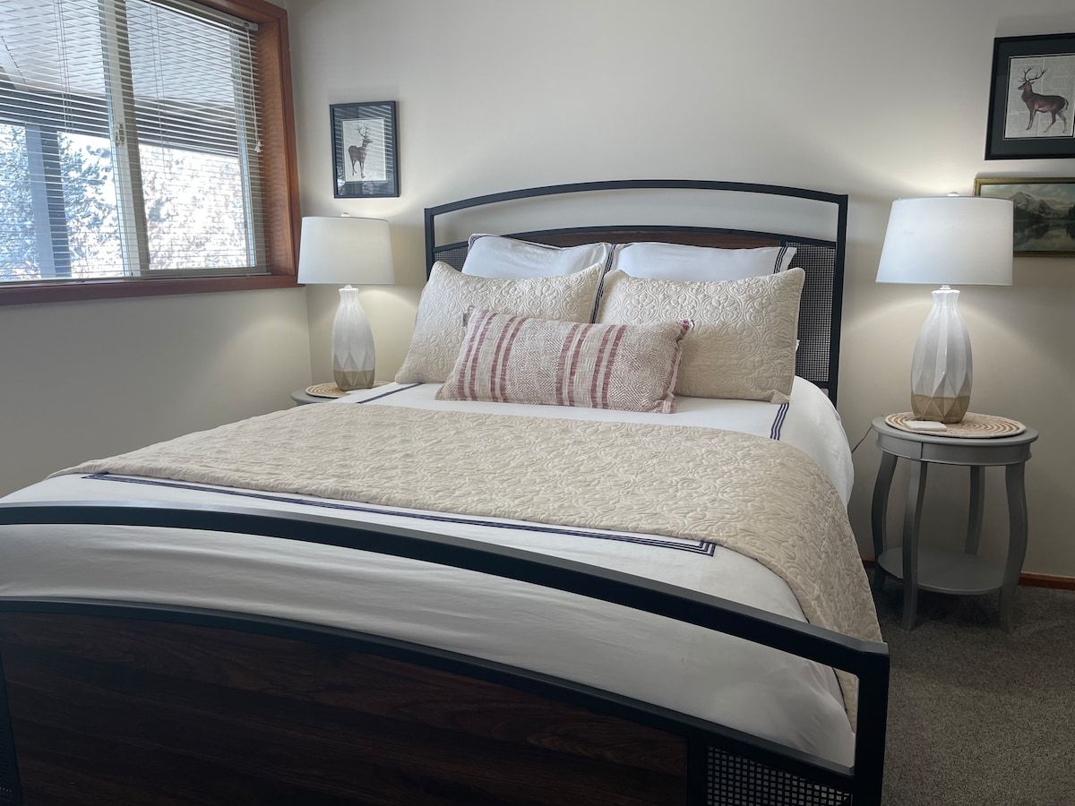 Lower-Level Queen Bedroom
Luggate rack, walk-in closet, and dresser
