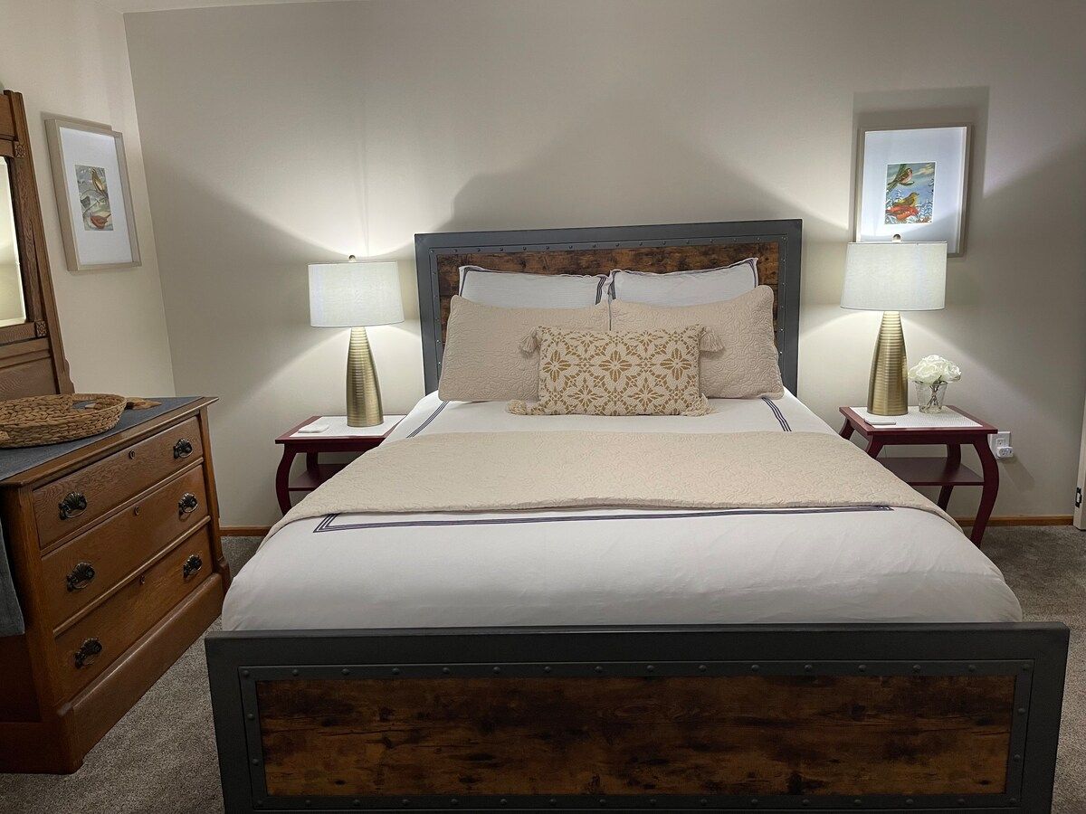 Lower-Level Queen Bedroom 
Luggage rack, walk-in closet, and dresser