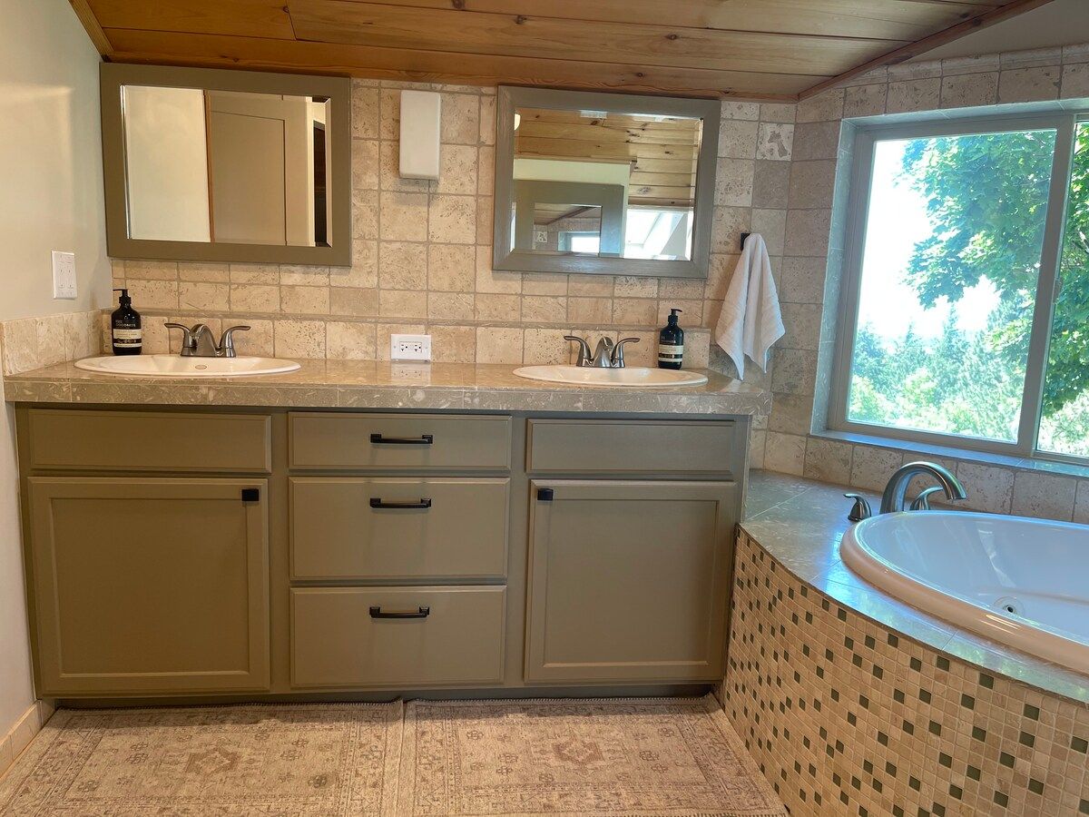 Luxurious Master Bathroom Retreat