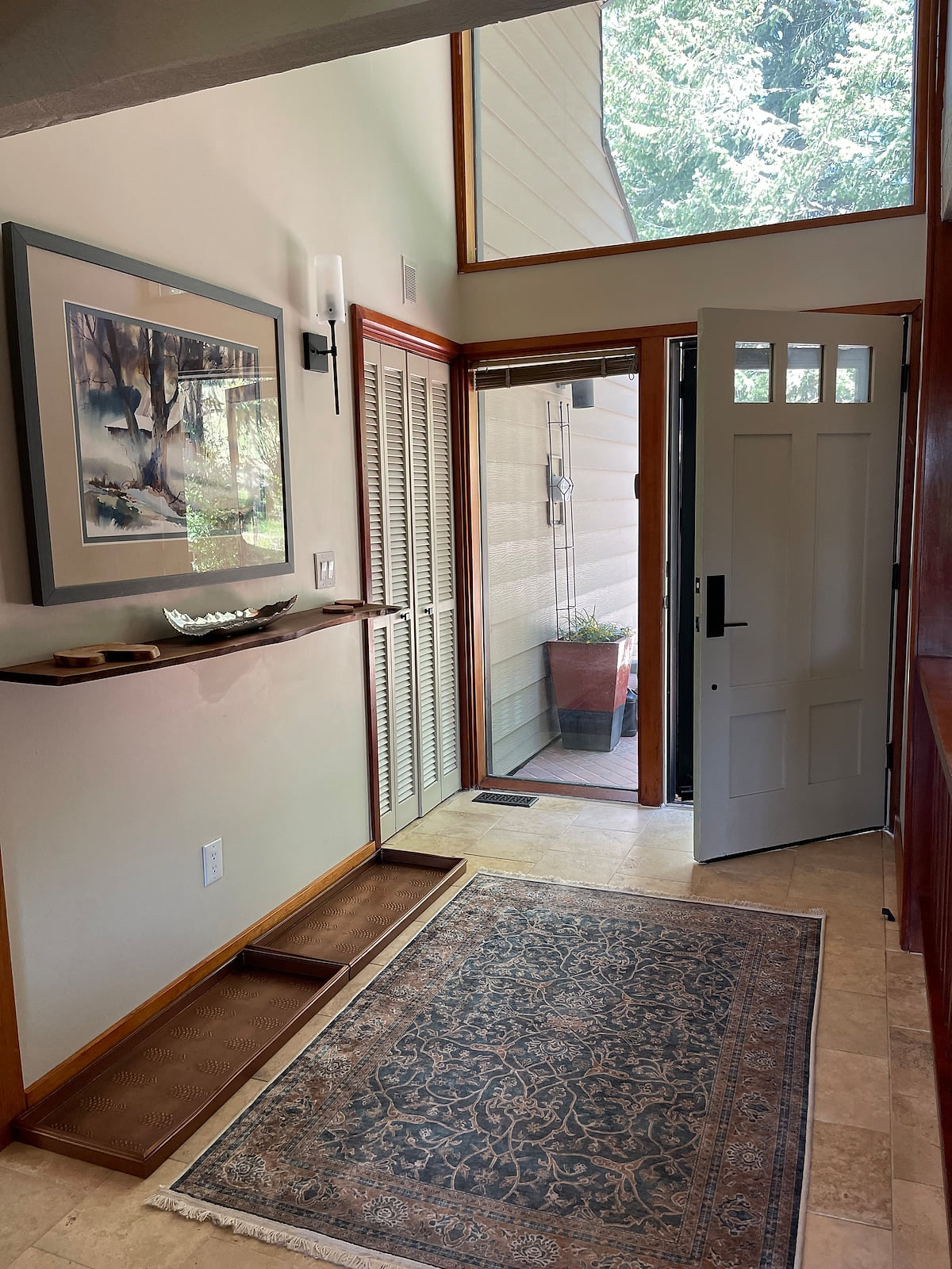 Welcoming and Airy Entrance