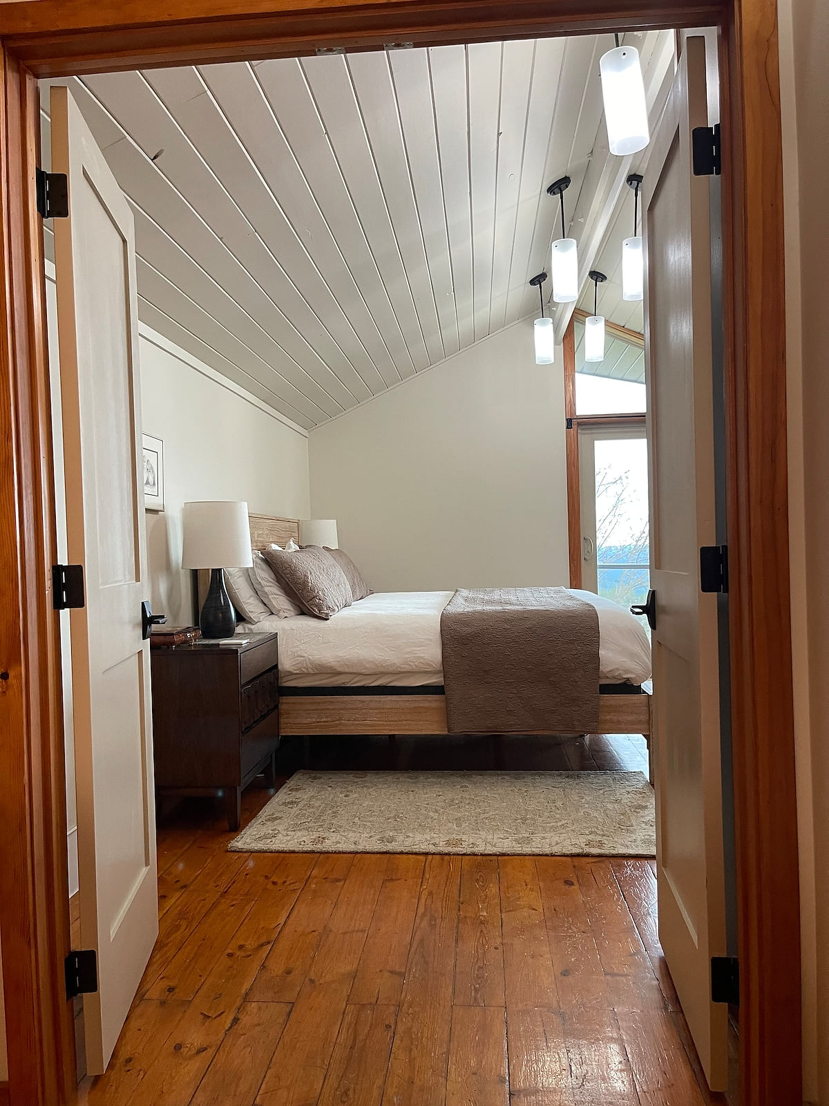 Master Bedroom. Large bedroom. King bed, night stands with drawers. Vaulted ceiling. Balcony. Spacious South Hill View Home, Quiet Setting + Spa