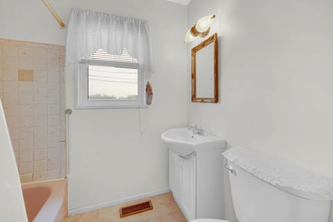 Full Bathroom 1