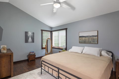 Bedroom 1 – Spacious bedroom with king size bed. 