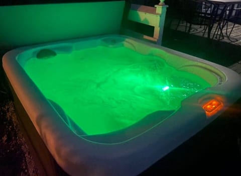 MTM Premier /7 Min. to Beach/Year Round Hot Tub