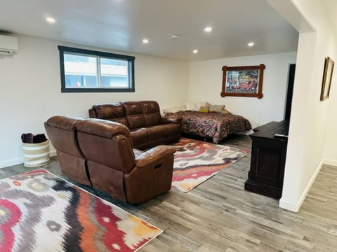Soaking Bear Chalet • Hot Tub, Sauna & Lake Access