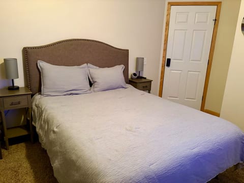 Comfy Queen Room - Queen bed, bedding, 2 nighstands, 2 lamps, and Noise Machine Alarm Clock.