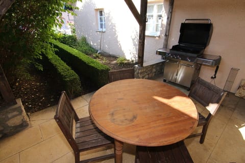 Der Grillplatz mit Gasgrill und Platz für viele Gäste kann auch genutzt werden.