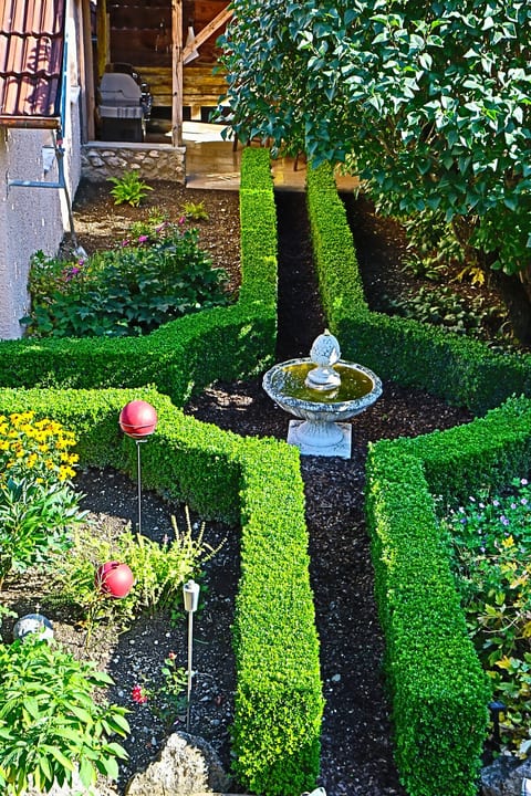 ... der Kreuzgang mit Springbrunnen.