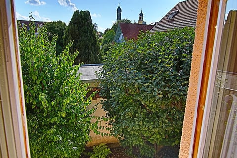 ... mit Blick ins Grüne auf Schloß und Kirche ...