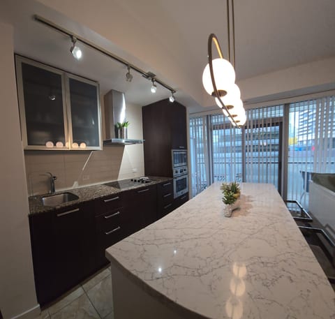 Stunning Large 3BR Downtown Oasis | Fits 8+ | Steps to CN Tower