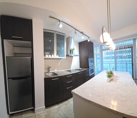 Stunning Large 3BR Downtown Oasis | Fits 8+ | Steps to CN Tower