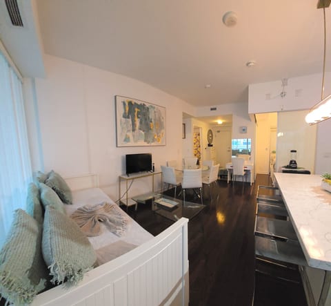 Stunning Large 3BR Downtown Oasis | Fits 8+ | Steps to CN Tower