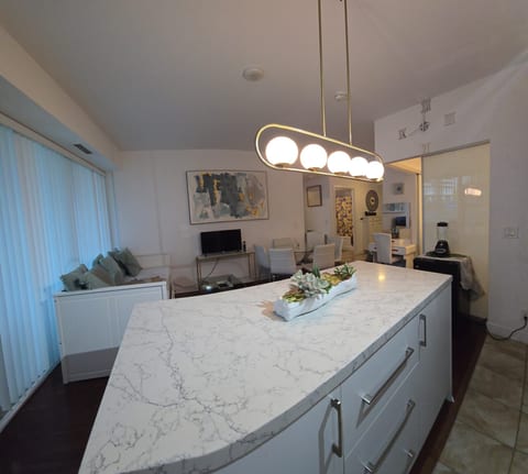 Stunning Large 3BR Downtown Oasis | Fits 8+ | Steps to CN Tower