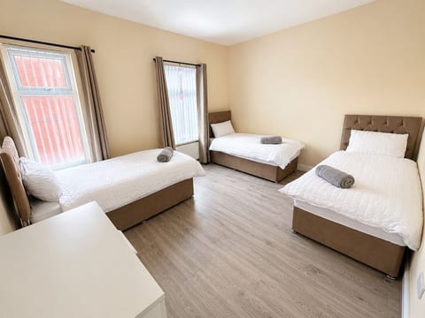 Spacious 4BR House | Sleeps 8 | Free Parking