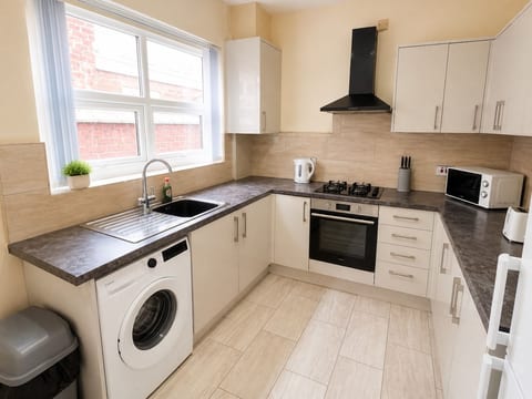 Spacious 4BR House | Sleeps 8 | Free Parking