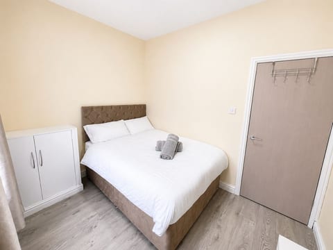 Spacious 4BR House | Sleeps 8 | Free Parking
