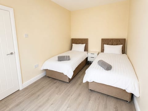 Spacious 4BR House | Sleeps 8 | Free Parking