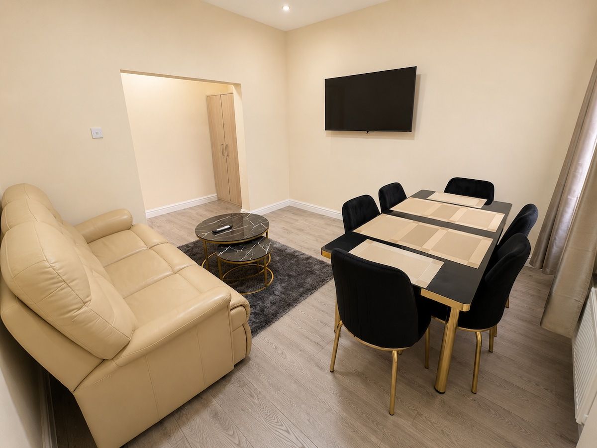 Spacious 4BR House | Sleeps 8 | Free Parking image 1