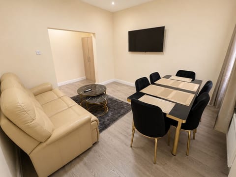 Spacious 4BR House | Sleeps 8 | Free Parking image 1