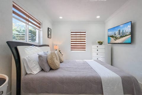 Looking for a place to unwind? This bedroom blends elegance, comfort, and a peaceful atmosphere for the rest you deserve. Soft lighting and cozy details create the perfect retreat.