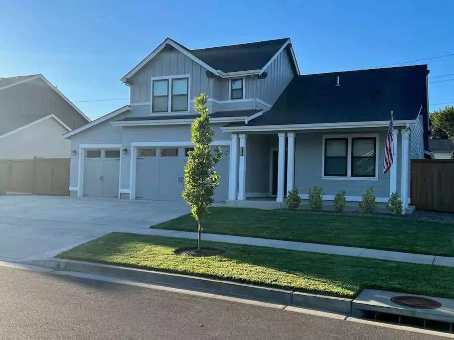 Beautiful 4Bedroom/3Bath Entire Home(1GB Internet) - Eugene