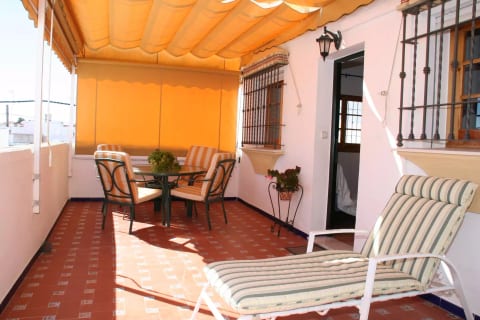 Large private terrace (30m2), very sunny (south facing), with awning and garden furniture, ideal for sunbathing, eating outdoors, reading in the afternoon, etc.
