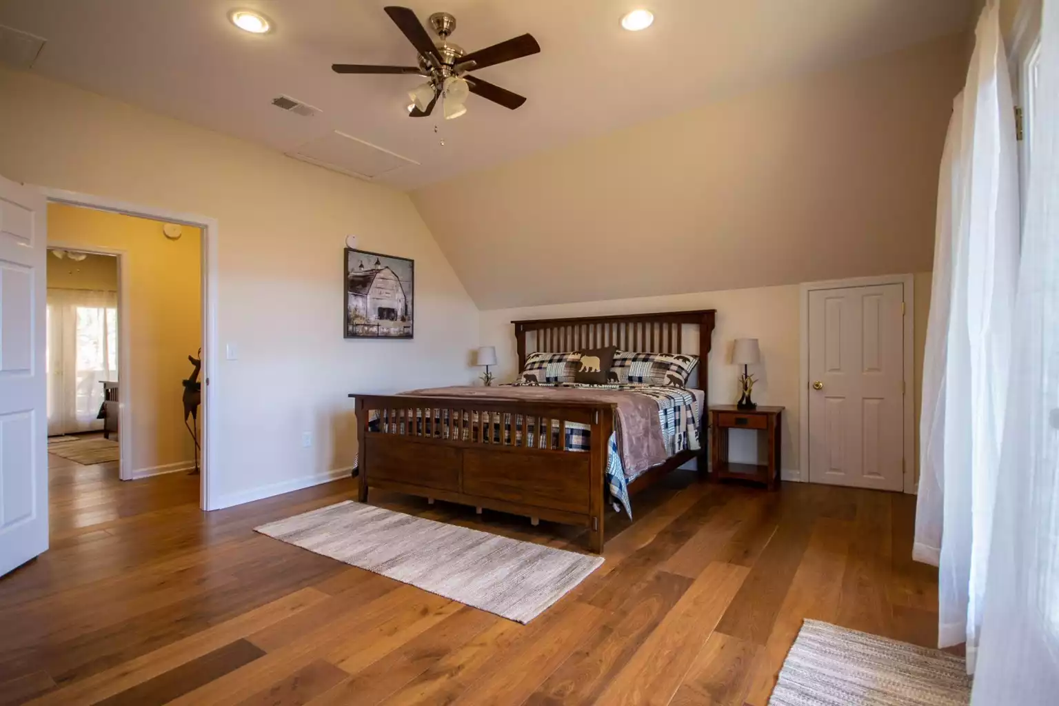 Large bedrooms with private balconies, king beds, Smart TVs and views overlooking the valley - Shenandoah Manor - Luray