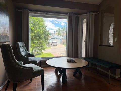 4BR Pet-Friendly Home w Parking