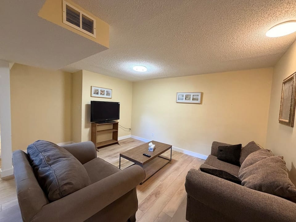 Private 2BR Calgary Basement Suite image 1