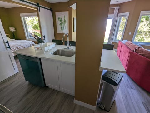 Live in the Park - 2 Bedroom Walkout Pet Friendly