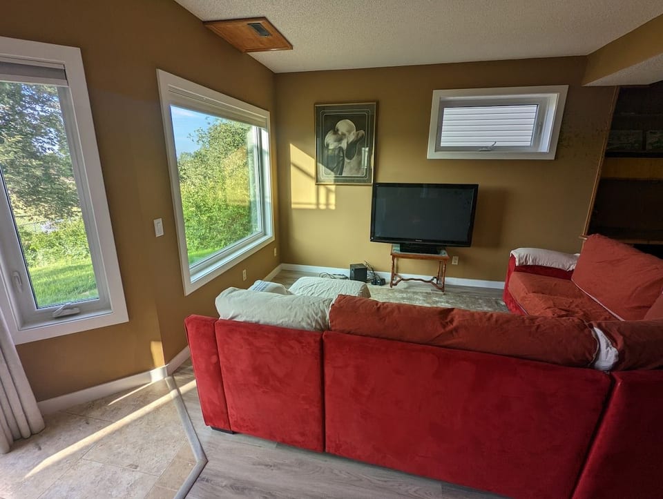Live in the Park - 2 Bedroom Walkout Pet Friendly image 1