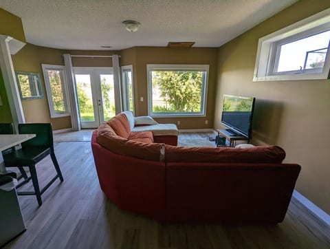 Live in the Park - 2 Bedroom Walkout Pet Friendly