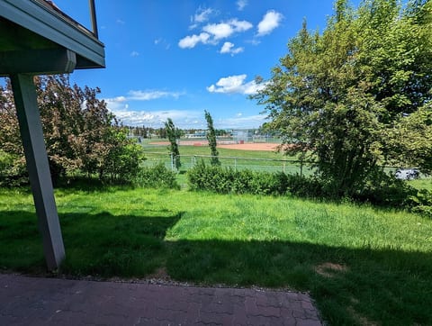 Live in the Park - 2 Bedroom Walkout Pet Friendly