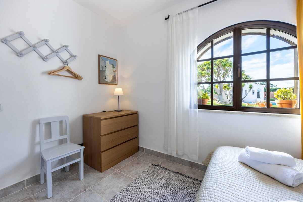 Bedroom with garden view