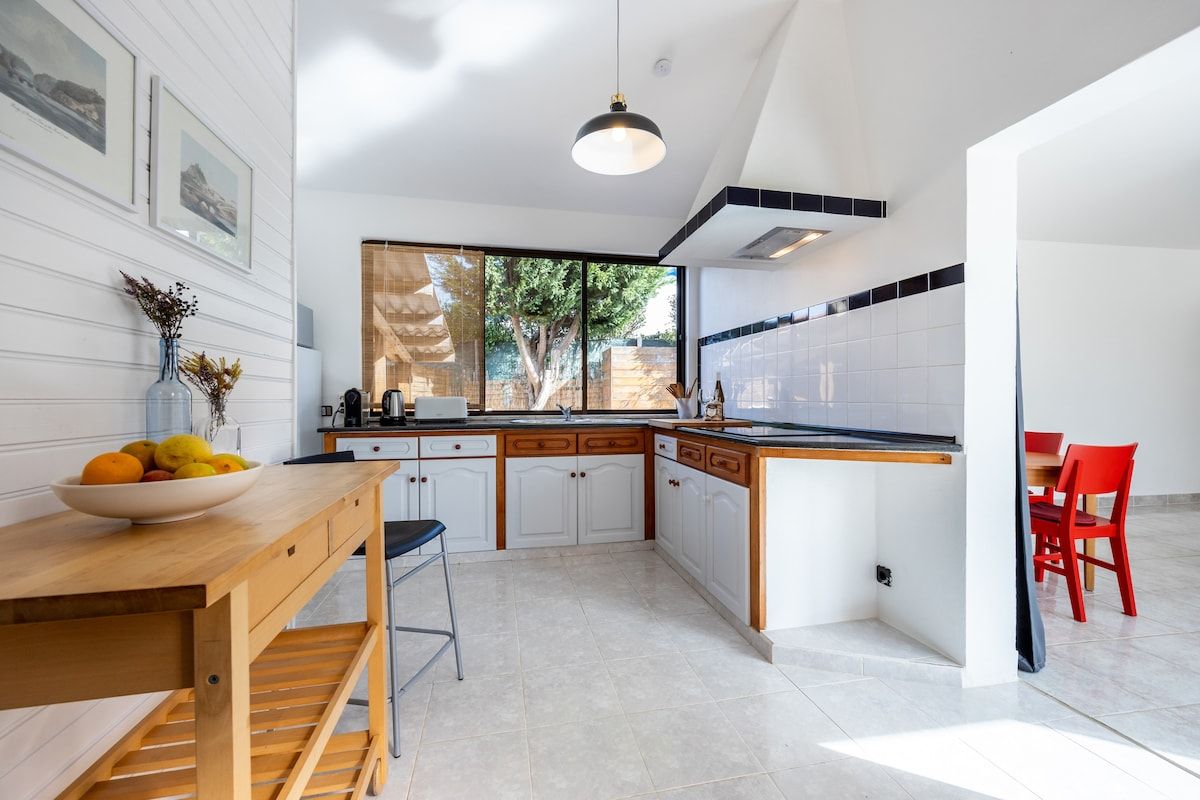 Spacious kitchen featuring a 4-ring induction hob and microwave/oven combo.