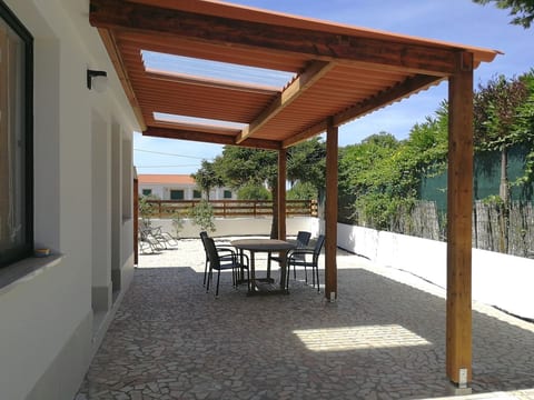 Spacious private backyard with outdoor dining area, sun loungers and a sofa. Perfect for morning coffee, an evening drink, lunch or dinner al fresco