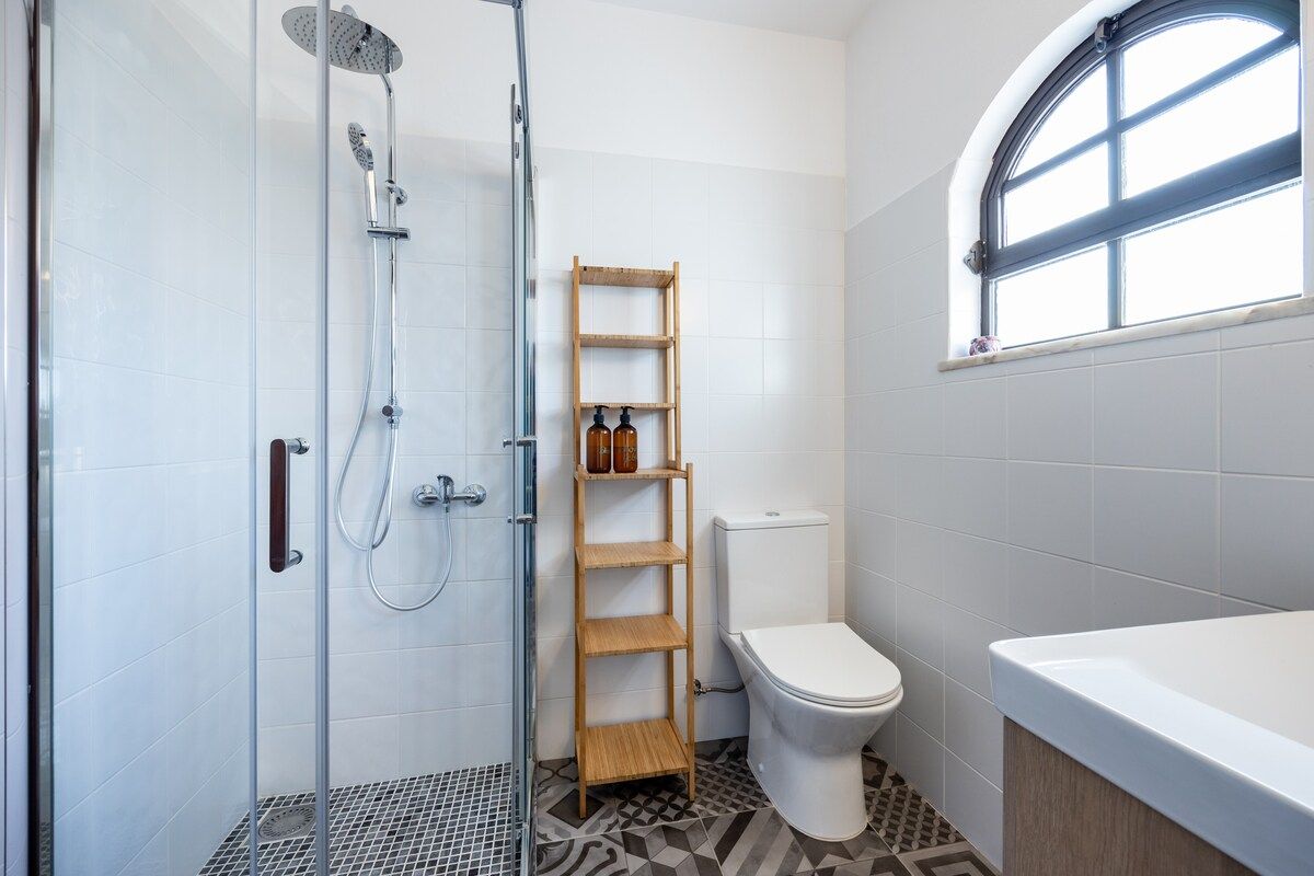 Bathroom accessible from the bedroom, with a shower, toilet and sink. Shower gel, shampoo and toilet paper are provided at the start of your stay.