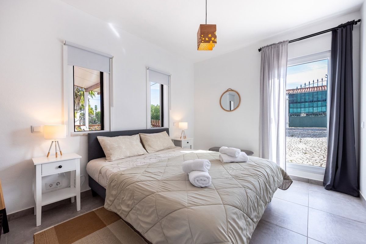 This bedroom features a double bed (160x200cm), room darkening shades, a clothes hanger and nightstands.