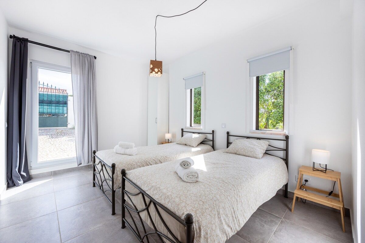 Bedroom with 2 single beds and view to the front and back yard