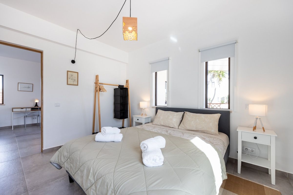 This bedroom features a double bed (160x200cm), room darkening shades, a clothes hanger and nightstands.