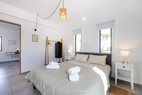 This bedroom features a double bed (160x200cm), room darkening shades, a clothes hanger and nightstands.