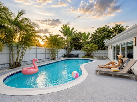 Find the perfect balance between relaxation and fun in the pool, an environment that invites you to enjoy every moment.